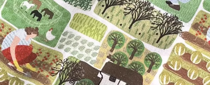 Primer plano de tela de algodón con estampado ilustrado tipo "patchwork" de un huerto ecológico: secciones con zanahorias, lechugas, personas cultivando y casas rurales sobre fondo blanco.